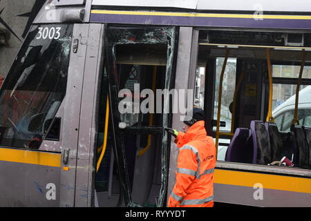 Huit personnes ont été transportées à l'hôpital à la suite d'une collision entre un bus et un arrêt de tramway Luas à Queen Street à Smithfield Crédit : John Rooney/Alamy Live News Banque D'Images