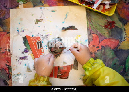 Stuttgart, Allemagne. Mar 15, 2019. Bricole un enfant dans une garderie. Crédit : Sébastien Gollnow/dpa/Alamy Live News Banque D'Images