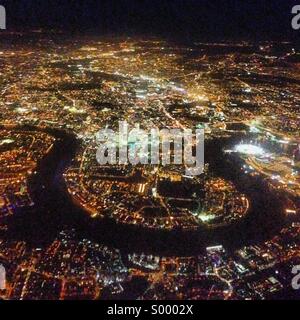 La Tamise et le centre de Londres à partir de l'air la nuit Banque D'Images