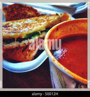 Le déjeuner d'un sandwich au fromage et une tasse de soupe à la tomate. Banque D'Images