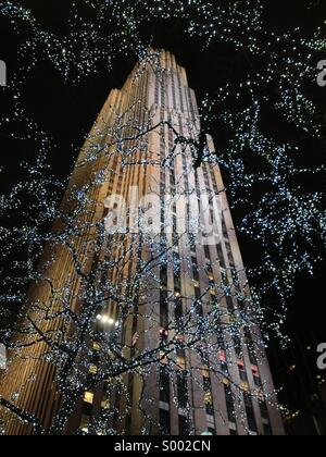 30 Rockefeller Plaza bâtiment par les arbres de Noël Banque D'Images