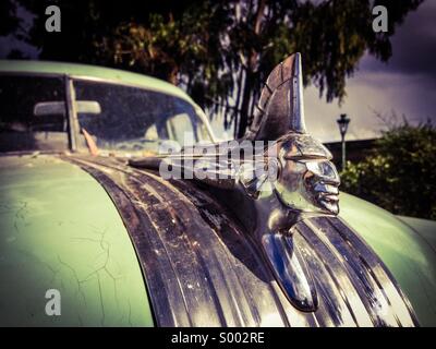 1951 Pontiac Chieftain hood ornament, Cuzco Pérou Banque D'Images