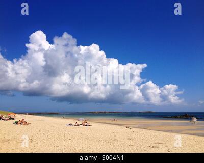 Un ciel magnifique passe sur Shell Beach à Herm, une petite île escapade dans les îles Anglo-Normandes, loué pour son eau claire et paysage ininterrompu. Banque D'Images