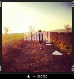 Woman running in countryside Banque D'Images