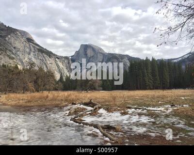 Half Dome Yosemite nuageux neige hiver glacial Banque D'Images