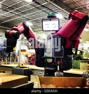 Un robot Baxter fait par repenser la robotique dans un réglage d'usine. Banque D'Images