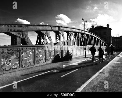 Couple marchant sur pont en fer au-dessus des voies de chemin de fer près de Chalk Farm, London Banque D'Images