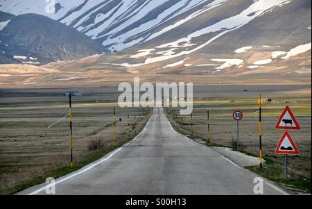 Sur la route de Castelluccio di Norcia, Perugia - Italie Banque D'Images