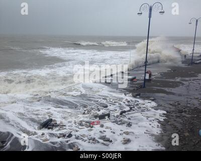 Une mer brisant sur la promenade à Aberystwyth, Pays de Galles UK Banque D'Images