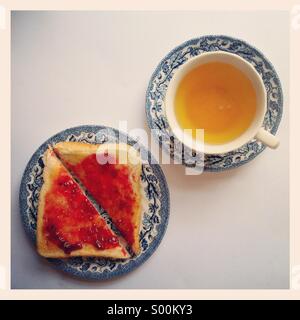 Du thé et des toasts sur vintage chine bleu et blanc Banque D'Images