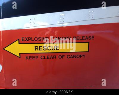 Siège éjectable avertissement, flèche jaune sur rouge peint sur un avion de Havilland Vampire, signe de sauvetage Banque D'Images