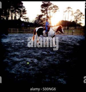 Girl riding a horse in North Georgia , USA Banque D'Images