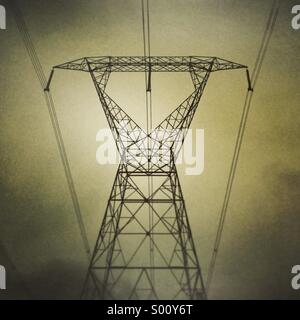 Silhouette de grand hydro power line tour contre un ciel couvert et maussade. Banque D'Images