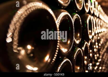 Les bouteilles de vin en cave Banque D'Images