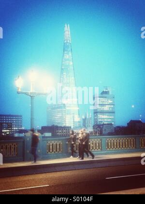 Le Shard vu de Southwark Bridge at Dusk, Londres Banque D'Images