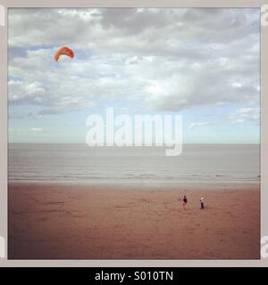 Man flying kite sur la plage de Scarborough, Royaume-Uni Banque D'Images