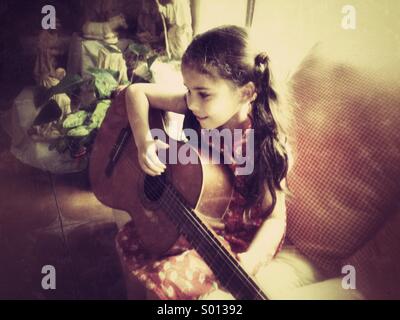 Girl playing guitar Banque D'Images