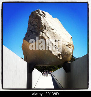 Lévitation "Mass' par l'artiste Michael Heizer. Une tonne de roche de granit 340 Terrassement suspendu au dessus d'un canal en béton 456 pieds de long au LACMA, Los Angeles, Californie. Banque D'Images
