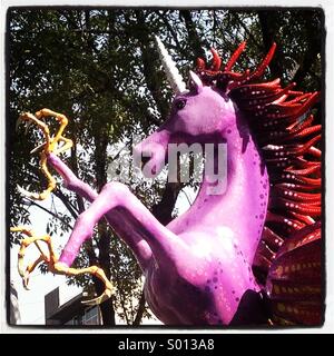 Un Mexicain, un géant alebrije animal fantastique sous la forme d'une licorne rose, s'affiche dans l'avenue Alvaro Obregon à Colonia Roma, Mexico, Mexique Banque D'Images