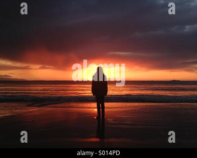 En regardant le coucher de soleil sur une plage dans la région de Tralee, comté de Kerry, Irlande. Banque D'Images