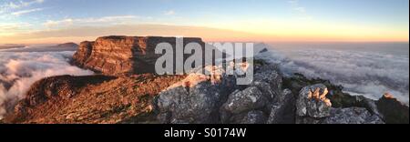 Tôt le matin voir des nuages entourant la montagne de la table au Cap, Afrique du Sud. Prises depuis le sommet de Devil's Peak. Banque D'Images