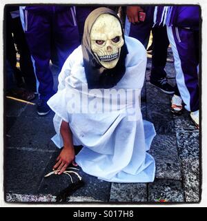 Un homme vêtu comme les danses de la mort au cours du pèlerinage à la basilique Notre-Dame de Guadalupe à Mexico, Mexique Banque D'Images