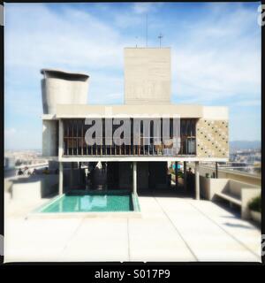 L'école et la pataugeoire sur le toit de Le Corbusier Unité d'Habitation à Marseille. Banque D'Images