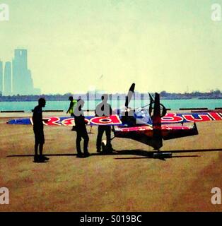 Préparation de l'avion de décoller dans le championnat du monde Red Bull Air Race 2014 Abu Dhabi Banque D'Images