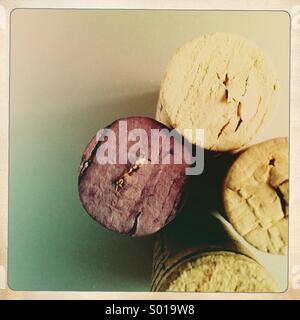 Wine corks sur sol Banque D'Images