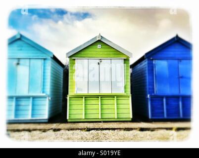 Cabines colorées dans le Dorset highcliffe,mer,uk. Banque D'Images