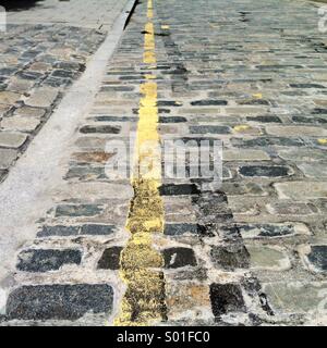 Seule une ligne jaune sur la route de Londres Banque D'Images