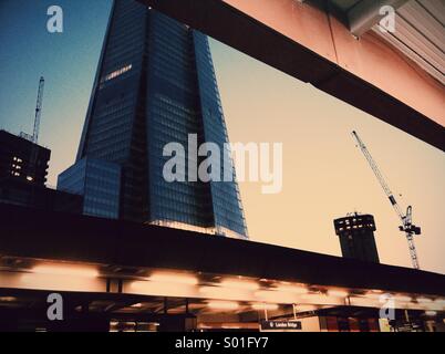 Le shard vu à partir d'une plate-forme de la gare de London Bridge. En construction. Banque D'Images