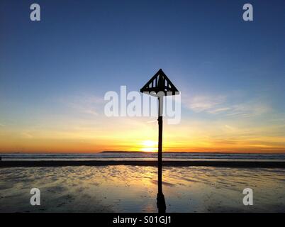 Coucher du soleil sur la plage de West Wittering, West Sussex, Angleterre. Banque D'Images