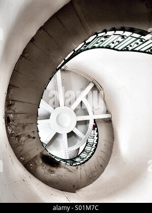 Escalier à l'intérieur de Dungeness lighthouse ; ressemble au numéro six. Banque D'Images