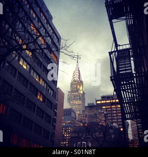 Vue sur le Chrysler Building de la rue au crépuscule, heure bleue à New York City Banque D'Images