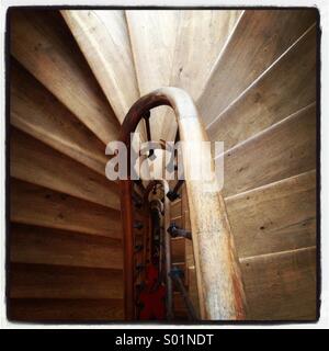 Un escalier en bois aux lignes courbes Banque D'Images