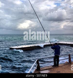 Pêcheur sur le littoral méditerranéen tôt le matin - Beyrouth Liban Moyen Orient Banque D'Images
