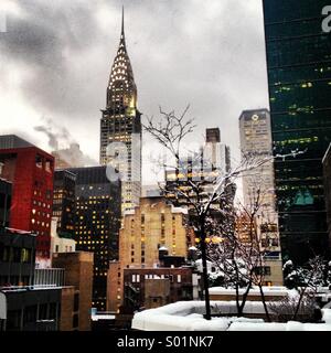 Chrysler Building au crépuscule dans la neige Banque D'Images