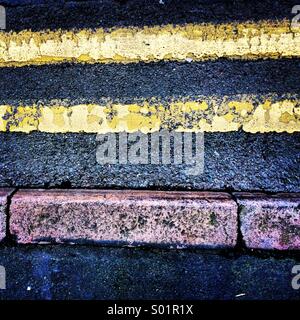 Les lignes jaunes et de chaussée double bordure. Banque D'Images