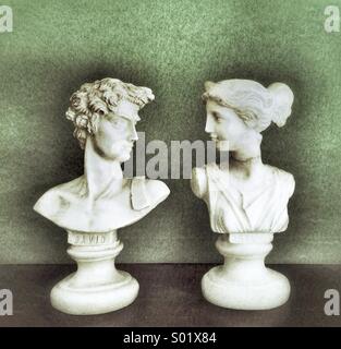 Heureux couple de statues, de l'homme et la femme concept Banque D'Images