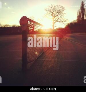 Le soleil se couche sur Hampstead Heath de tennis. Banque D'Images