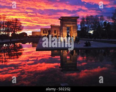Incroyable coucher du soleil à Templo de Debod, Madrid, Espagne Banque D'Images