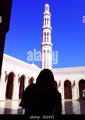 Grande Mosquée Sultan Qaboos, Muscat, Oman, avec femelle adorateur Banque D'Images