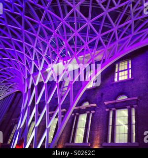 La gare de Kings Cross au plafond. Banque D'Images