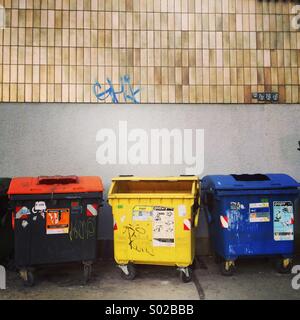 Trois différents types de poubelles pour séparer la collecte des ordures ménagères à Prague, République Tchèque Banque D'Images