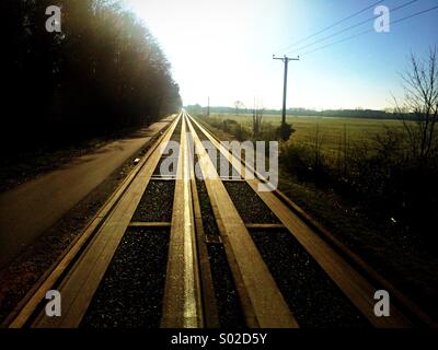Le busway guidé les voies près de Cambridge avec les pistes menant à l'point de fuite sur l'horizon Banque D'Images