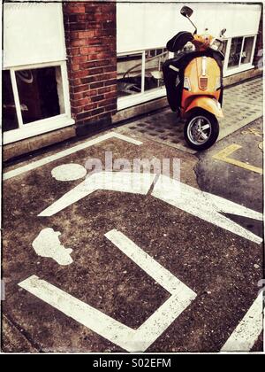 Dessin au pochoir d'une personne de la disposition une voiture à poubelle et un cyclomoteur stationné Banque D'Images
