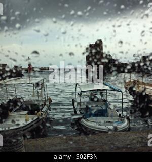 Regardant la pluie derrière la fenêtre à Jbeil ancien port antique - Liban Moyen Orient Banque D'Images