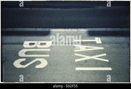 Signes de transport public : autobus et taxi à Barcelone Banque D'Images