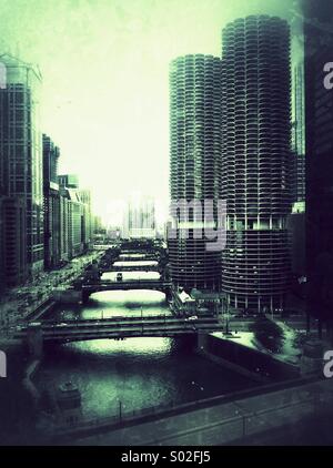 La rivière Chicago et la Marina City Complex en fin d'après-midi dramatique ciel voilé la lumière. Banque D'Images